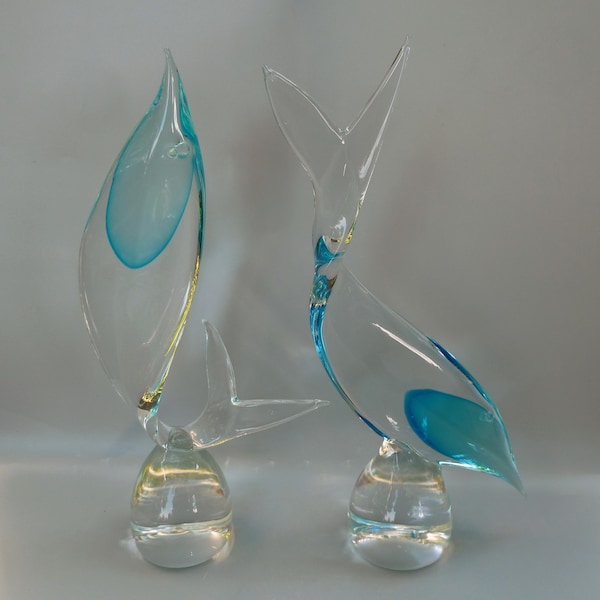 Paire de sculptures de poisson sautant en verre Formia Murano vintage signées, figurines modernistes en verre d'art vénitien bleu Sommerso