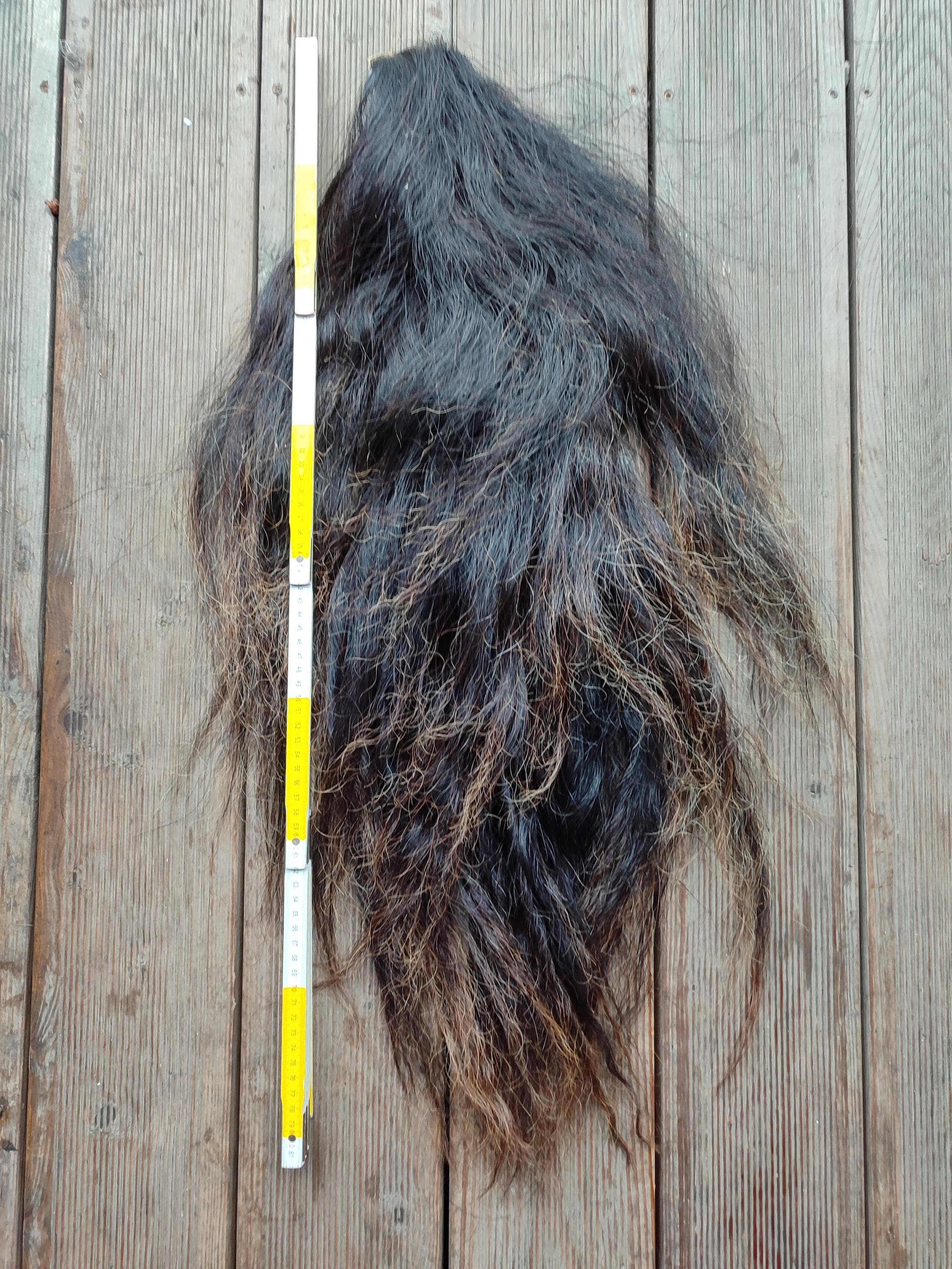 Natürlicher langer schwarzer Pferdeschweif. Maße ungefähr 70-90 cm lang.