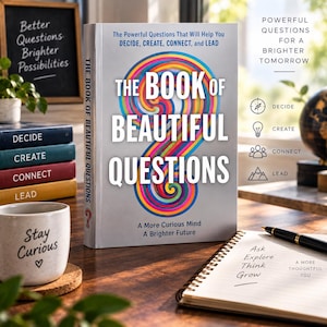 Könnte beinhalten: Ein gebundenes Buch mit dem Titel The Book of Beautiful Questions und einer bunten Spiralgrafik auf dem Einband. Das Buch steht neben einem Stapel aus vier farbigen Büchern, einer weißen Tasse mit dem Text Stay Curious und einem offenen Notizbuch mit schwarzem Stift.