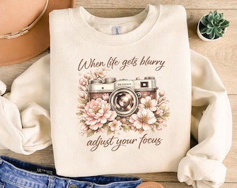 Fotógrafo PNG Cuando la vida se vuelve borrosa, ajusta tu enfoque Diseño / Camiseta con cita inspiradora de cámara floral Descarga / Descarga digital