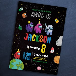Peut inclure: Une invitation d'anniversaire noire avec le texte "Among Us" et "Jackson a 8 ans". Le design comprend des personnages de dessins animés, des planètes et une fusée. La date et l'heure de la fête sont également incluses.