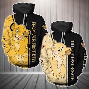 Puede incluir: Dos sudaderas con capucha negras con un estampado gráfico de Simba de El Rey León. La sudadera de la izquierda tiene el texto "From Our First Kiss" y la sudadera de la derecha tiene el texto "Till Our Last Breath".