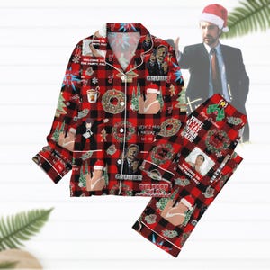 Puede incluir: Conjunto de pijama a cuadros rojos y negros con ribete blanco. El conjunto presenta varias imágenes y texto, incluyendo "Welcome to the Party, Pal!" y "Yippee Ki-Yay Motherfucker!" El pijama tiene un tema navideño.