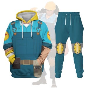 Puede incluir: Una sudadera con capucha azul y amarilla y un pantalón de chándal a juego con un diseño de personaje de dibujos animados. La sudadera tiene capucha, cremallera y un bolsillo en el lado izquierdo. El pantalón de chándal tiene cintura con cordón y dos bolsillos en los laterales.
