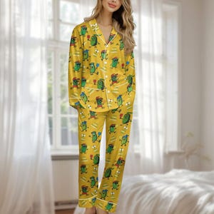 Pijama de satén con estampado de pepinillos, bonito pijama deportivo amarillo, conjunto kawaii, pijama original a juego para mujer, regalo para ella