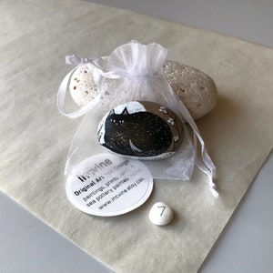 Chat noir peint à la main en pierre petit ornement collectionneur fantaisiste Curio chat amoureux cadeau chats noirs et blancs sur pierre naturelle cadeaux d'accent pour la maison 7