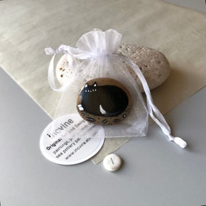 Chat noir peint à la main en pierre petit ornement collectionneur fantaisiste Curio chat amoureux cadeau chats noirs et blancs sur pierre naturelle cadeaux d'accent pour la maison 1