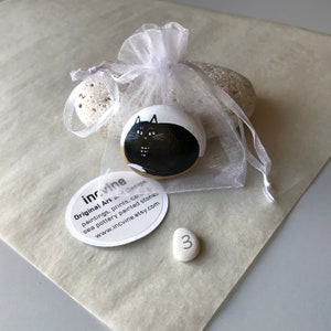 Chat noir peint à la main en pierre petit ornement collectionneur fantaisiste Curio chat amoureux cadeau chats noirs et blancs sur pierre naturelle cadeaux d'accent pour la maison 3