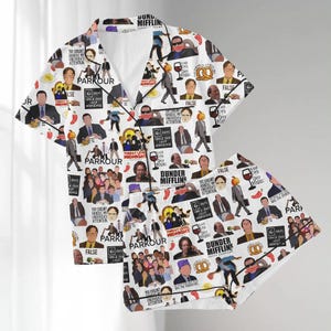 Può includere: Pigiama bianco con un motivo ripetuto di immagini e testo della serie TV "The Office". Il set comprende una camicia a maniche corte e pantaloncini. Il design incorpora ritratti di personaggi e riferimenti.