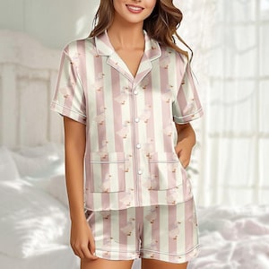 Conjunto de pijama corto de satén con estampado de pato, pijama de rayas rosas para mujer, ropa de estar por casa kawaii, pijama de verano, pijama con estética pastel, regalo para ella