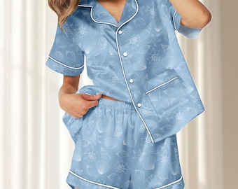 Conjunto curto de pijama de cetim com conchas, roupa de dormir feminina azul-claro, roupa de dormir de verão, conjunto de pijama praiano com estampa costeira, presente divertido para ela