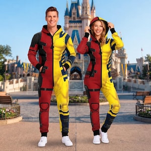 Peut inclure: Un ensemble assorti de deux combinaisons à capuche présentant un design coloré en rouge, jaune et bleu foncé. Les combinaisons affichent un graphique imprimé d'un torse musclé, de sangles utilitaires et de détails d'armure tactique.