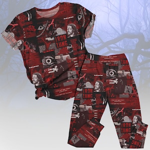 Può includere: Un completo pigiama rosso e nero, composto da una maglietta a maniche corte e pantaloni. Il design è un collage di immagini e testo, tra cui le parole "IRON LUNG" e "FUCK".
