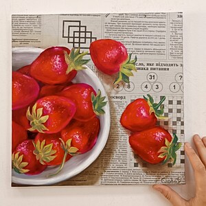Peinture originale aux fraises Peinture à l'huile sur papier journal Fabriquée sur commande Décoration murale de cuisine Peinture de baies Peinture de fruits Art de journal