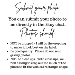 Peut inclure: Texte sur fond blanc qui dit : "Soumettez votre photo : Vous pouvez soumettre votre photo directement dans le chat Etsy. Les photos doivent : &bull; NE PAS &ecirc;tre recadr&eacute;es - Je ferai le recadrage pour que cela ait la meilleure apparence sur l'&eacute;tiquette. &bull; &Ecirc;tre de bonne qualit&eacute;. Veuillez ne pas envoyer de photos granuleuses. &bull; NE PAS &ecirc;tre des gros plans. Avec des gros plans, nous risquons de devoir recadrer trop de la photo pour qu'elle s'adapte &agrave; la forme rectangulaire verticale."