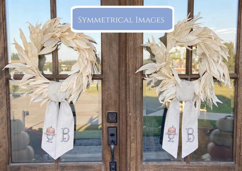 Pu&ograve; includere: Due ghirlande color crema con un design a foglie sono appese a una porta di legno. Ogni ghirlanda ha un fiocco bianco con un'illustrazione di zucca e la lettera "B". Il testo "SYMMETRICAL IMAGES" &egrave; in un rettangolo blu sopra la porta.