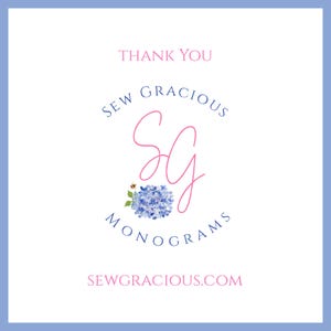Pu&ograve; includere: Una carta bianca con un bordo blu presenta il testo "THANK YOU" in rosa. La carta include un logo con le parole "SEW GRACIOUS MONOGRAMS" e un design floreale con le lettere "SG". Viene visualizzato anche l'indirizzo del sito web SEWGRACIOUS.COM.