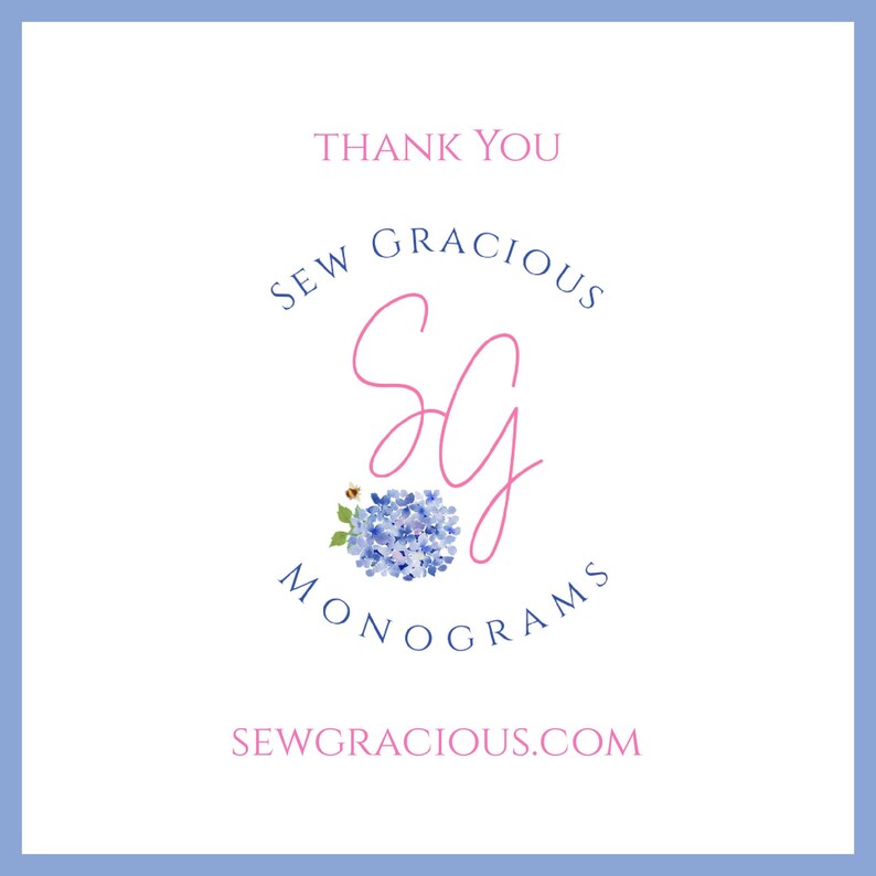 Pu&ograve; includere: Una carta bianca con un bordo blu presenta il testo "THANK YOU" in rosa. La carta include un logo con le parole "SEW GRACIOUS MONOGRAMS" e un design floreale con le lettere "SG". Viene visualizzato anche l'indirizzo del sito web SEWGRACIOUS.COM.
