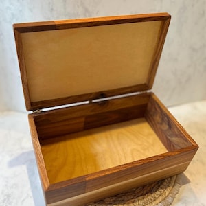 Holzbox Geschenk 26x16x9 cm, Fotobox personalisiert, Holzkiste Personalisiert, Holzbox Massivholz, Holzbox mit Wunschgravur