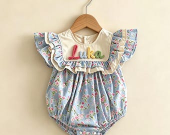 Musselin Baby Name Strampler, Floral Strampler Baby Mädchen, Bio-Baumwolle Neugeborenen Strampler, Babygirl Vintage Outfit, personalisierte Sommer Baby Geschenk