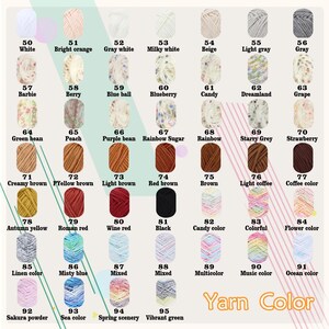 Puede incluir: Una carta de colores muestra varios colores de hilo, cada uno etiquetado con un n&uacute;mero y un nombre descriptivo. La carta incluye una amplia gama de tonos, desde blanco y beige hasta tonos vibrantes como naranja, rojo y verde. El texto "Yarn Color" est&aacute; en la parte inferior.