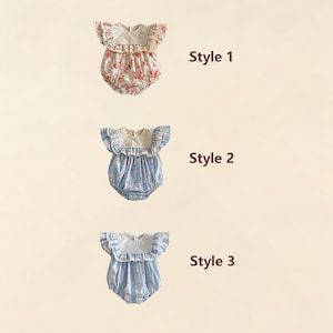 Puede incluir: Tres peleles para beb&eacute;s en diferentes estilos. El estilo 1 es floral con cuello crema y mangas con volantes. El estilo 2 es floral azul con cuello crema y mangas con volantes. El estilo 3 es a rayas azules con cuello crema y mangas con volantes. El texto "Style 1", "Style 2" y "Style 3" es visible.