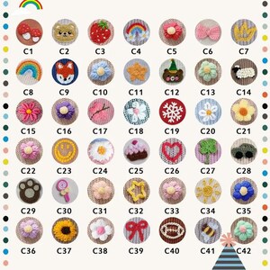 Puede incluir: Una colecci&oacute;n de 42 parches bordados con varios dise&ntilde;os, incluyendo un arco&iacute;ris, flores, animales y alimentos. Cada parche es circular y presenta costuras detalladas en una gama de colores, ideal para personalizar ropa o accesorios.