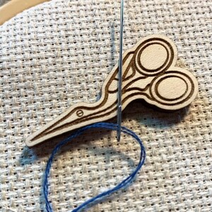 Embroidery Scissors Needle Minder, Wood Needle Minder, Swan Scissors Needle Minder, Cross Stitch Needle Minder, Embroidery Hoop