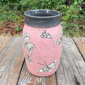蝶の絵が描かれた陶器の花瓶