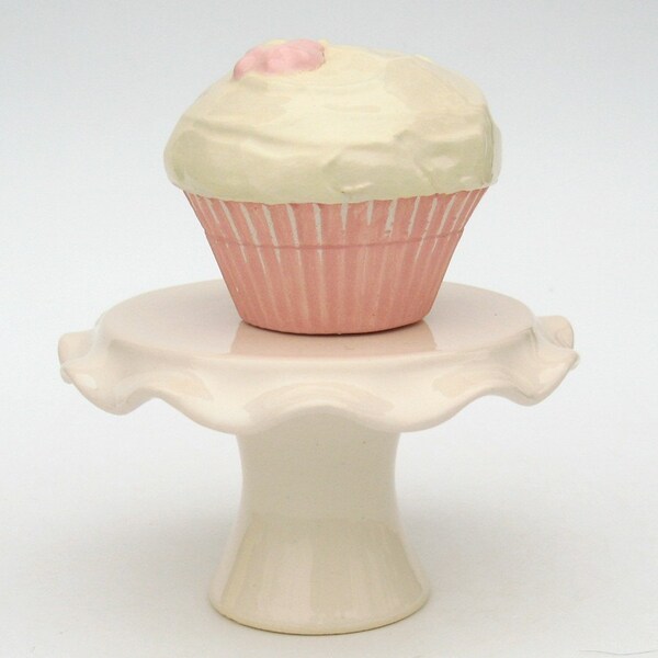 Tiny cake stand... white ruffle cupcake plate.