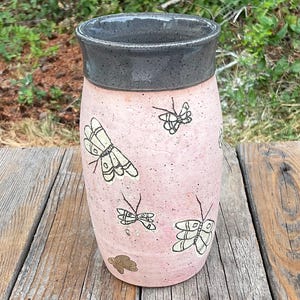 蝶の絵が描かれた陶器の花瓶
