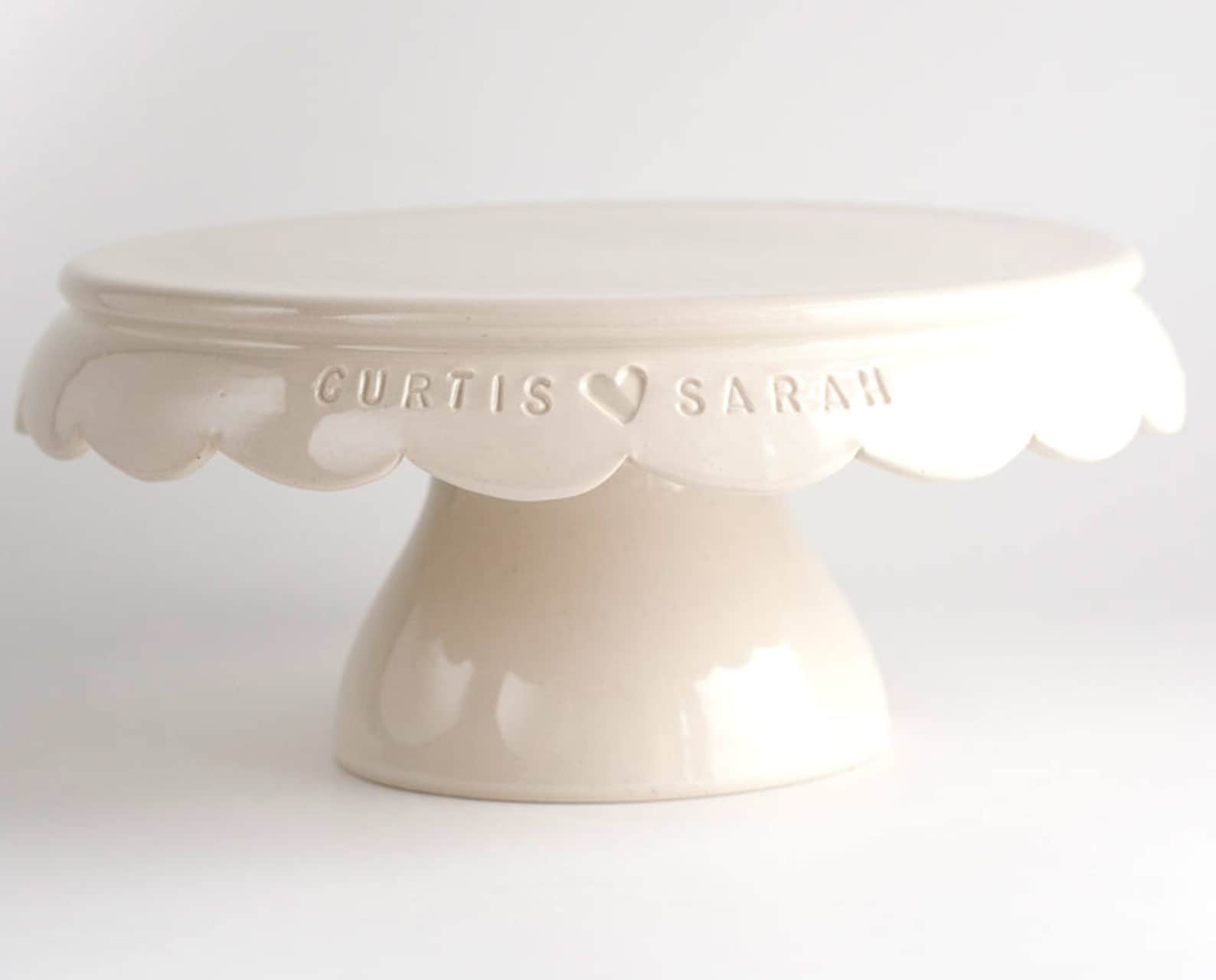 Personalized Cake Stand: A Vintage-Inspired Custom Gift in Pottery with stitch rim - 8" and 10" option - L 25 cm : 10 inches