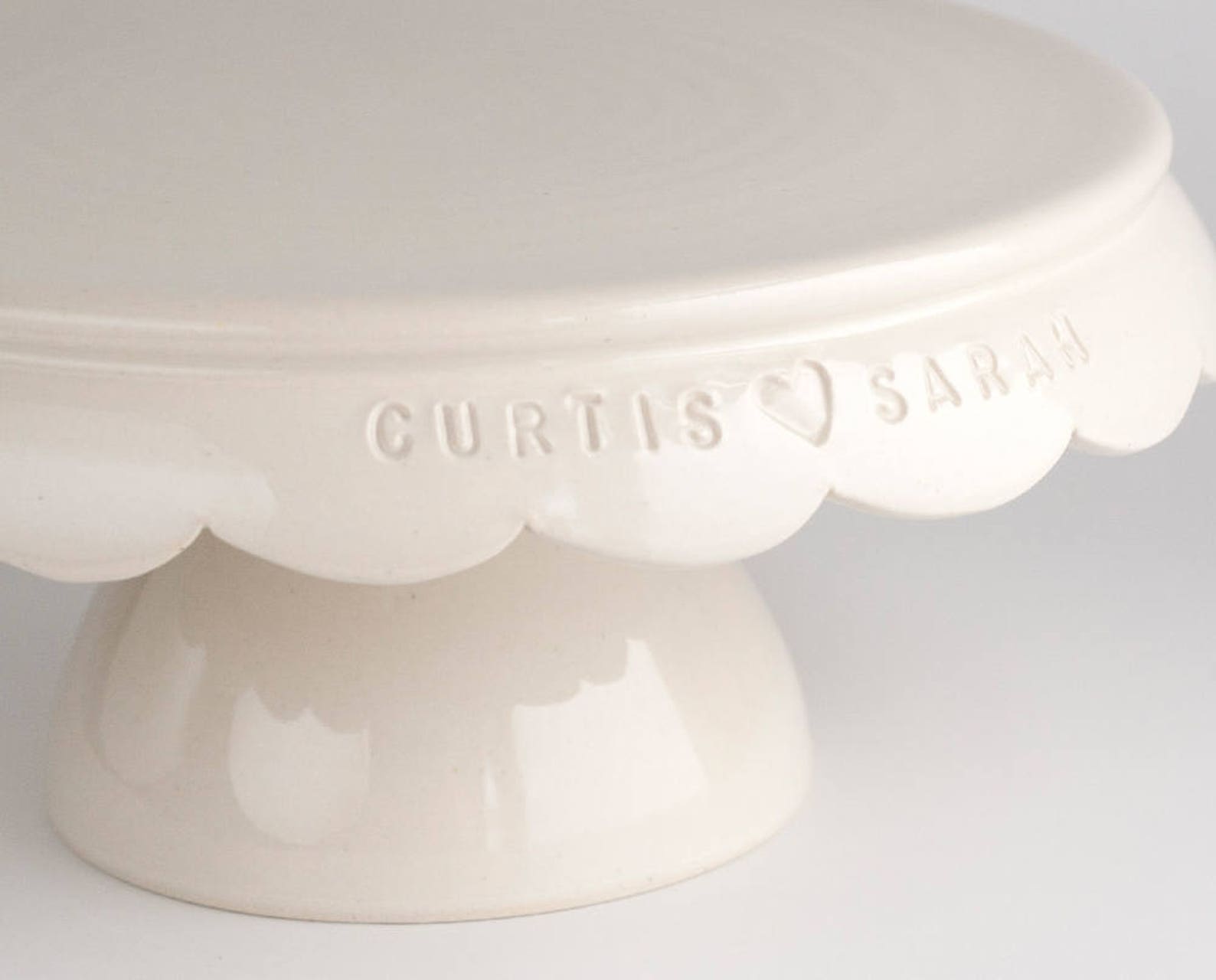 Personalized Cake Stand: A Vintage-Inspired Custom Gift in Pottery with stitch rim - 8" and 10" option - L 25 cm : 10 inches, Cream
