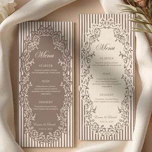 Könnte beinhalten: Zwei vertikale Menükarten mit einem braun-cremefarbenen Streifenhintergrund und einem zentralen Blumenrankenrand. Der Text umfasst Menu, Starter, Main, Dessert sowie die Namen Emma & Daniel mit dem Datum June 21, 20XX in Serifenschrift.
