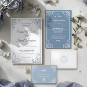 Puede incluir: Un conjunto de invitaciones de boda con una invitaci&oacute;n principal, una tarjeta de detalles, una tarjeta de confirmaci&oacute;n de asistencia y un sobre. Las tarjetas son de color azul claro con dise&ntilde;os florales blancos ornamentados en las esquinas y texto. La invitaci&oacute;n principal incluye los nombres Emma Williams y Daniel Thompson.