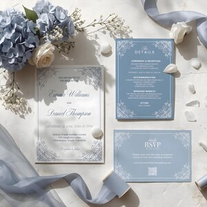 Puede incluir: Un conjunto de invitaciones de boda en azul y blanco, con detalles florales. El conjunto incluye una invitaci&oacute;n, una tarjeta de detalles y una tarjeta RSVP. El texto de la invitaci&oacute;n dice "Emma Williams y Daniel Thompson".