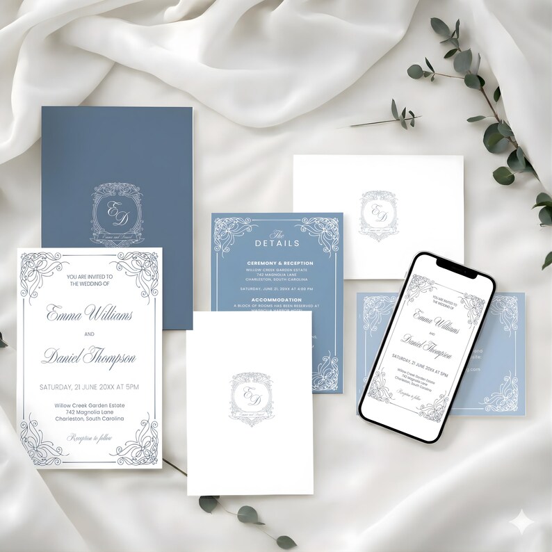 Puede incluir: Un conjunto de papeler&iacute;a de boda en tonos azules y blancos, que incluye invitaciones, tarjetas de detalles y sobres. Los dise&ntilde;os presentan elegantes bordes florales y un monograma. Un tel&eacute;fono inteligente muestra una invitaci&oacute;n digital.
