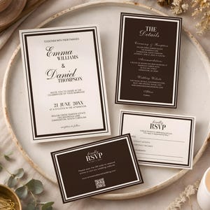 Może przedstawiać: Elegancki zestaw zaproszeń ślubnych w kremowo-ciemnobrązowej kolorystyce. Zestaw zawiera zaproszenie, kartę ze szczeg&oacute;łami i karty RSVP. Tekst zaproszenia brzmi "Emma Williams & Daniel Thompson" i data "21 czerwca 20XX".