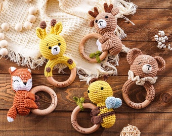 Hochet animal au crochet personnalisé, hochet en bois personnalisé pour bébé, jouet Montessori, cadeaux de baby shower, cadeau nouveau-né, cadeau pour neveu nièce