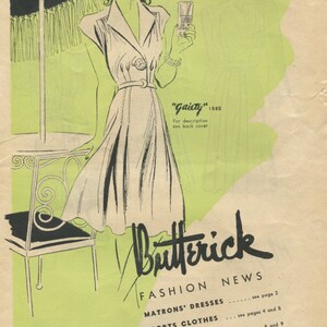 Könnte beinhalten: Eine Schwarzweißillustration einer Frau in einem weißen Kleid, die ein Glas Wasser hält. Die Illustration befindet sich auf einem hellgrünen Hintergrund mit dem Text "Butterick Fashion News" und einer Liste von Modekategorien mit Seitenzahlen.