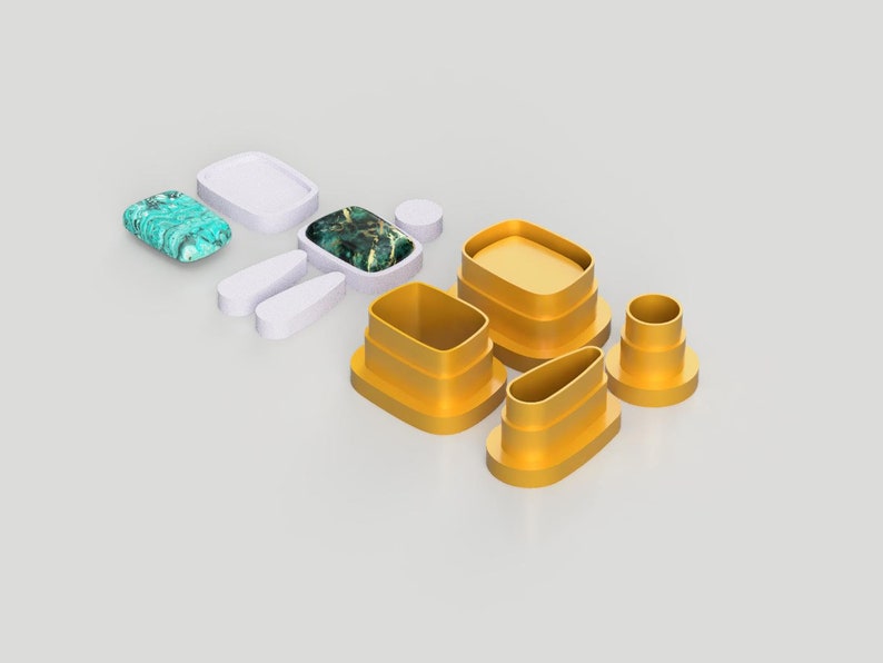 Op de afbeelding: Een set witte en gouden geometrische nestdozen. De dozen zijn gemaakt van een glad, hard materiaal en hebben verschillende vormen en maten. De dozen zijn in een verspringend patroon gerangschikt, met de grootste doos onderaan en de kleinste doos bovenaan.