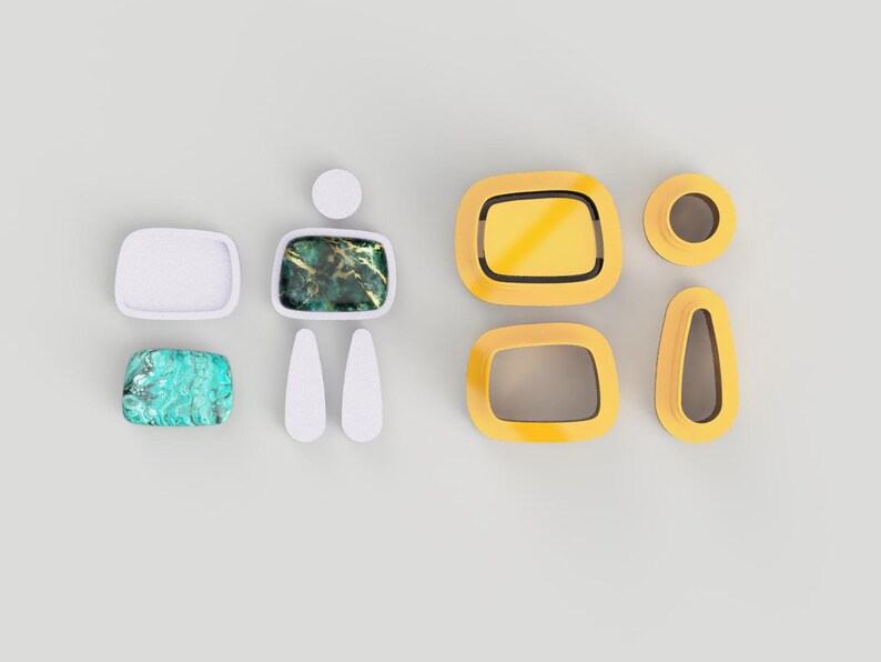 Op de afbeelding: Een set witte en gele geometrische vormen met een groene en blauwe steen in het midden. De vormen zijn gerangschikt in een patroon dat lijkt op een persoon.