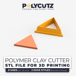 Op de afbeelding: Twee driehoekige polymer clay cutter tools, een oranje en een gele, voor 3D-printen. De tools zijn verkrijgbaar in 8 maten, variërend van 20 tot 55 mm, en 2 rand stijlen: standaard en scherp.
