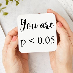 Peut inclure: Sous-verre blanc avec du texte noir qui dit "You are p < 0.05".
