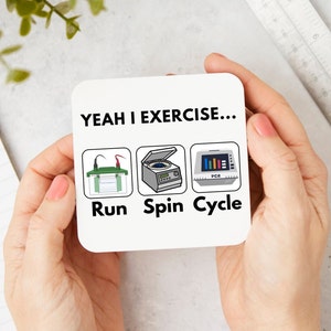 Peut inclure: Sous-verre blanc avec du texte noir qui dit "YEAH I EXERCISE... Run Spin Cycle". Le sous-verre présente trois illustrations d'équipements de laboratoire : un appareil d'électrophorèse sur gel, une centrifugeuse et une machine PCR.