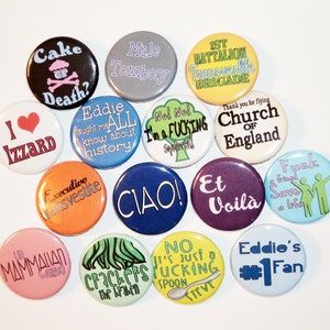Peut inclure: Une collection de badges ronds avec divers textes et graphismes. Les badges présentent des phrases telles que "Cake or Death ?", "I Lizzard", "CIAO !" et "Eddie's #1 Fan". Les couleurs incluent le noir, le blanc, le bleu et le rose.