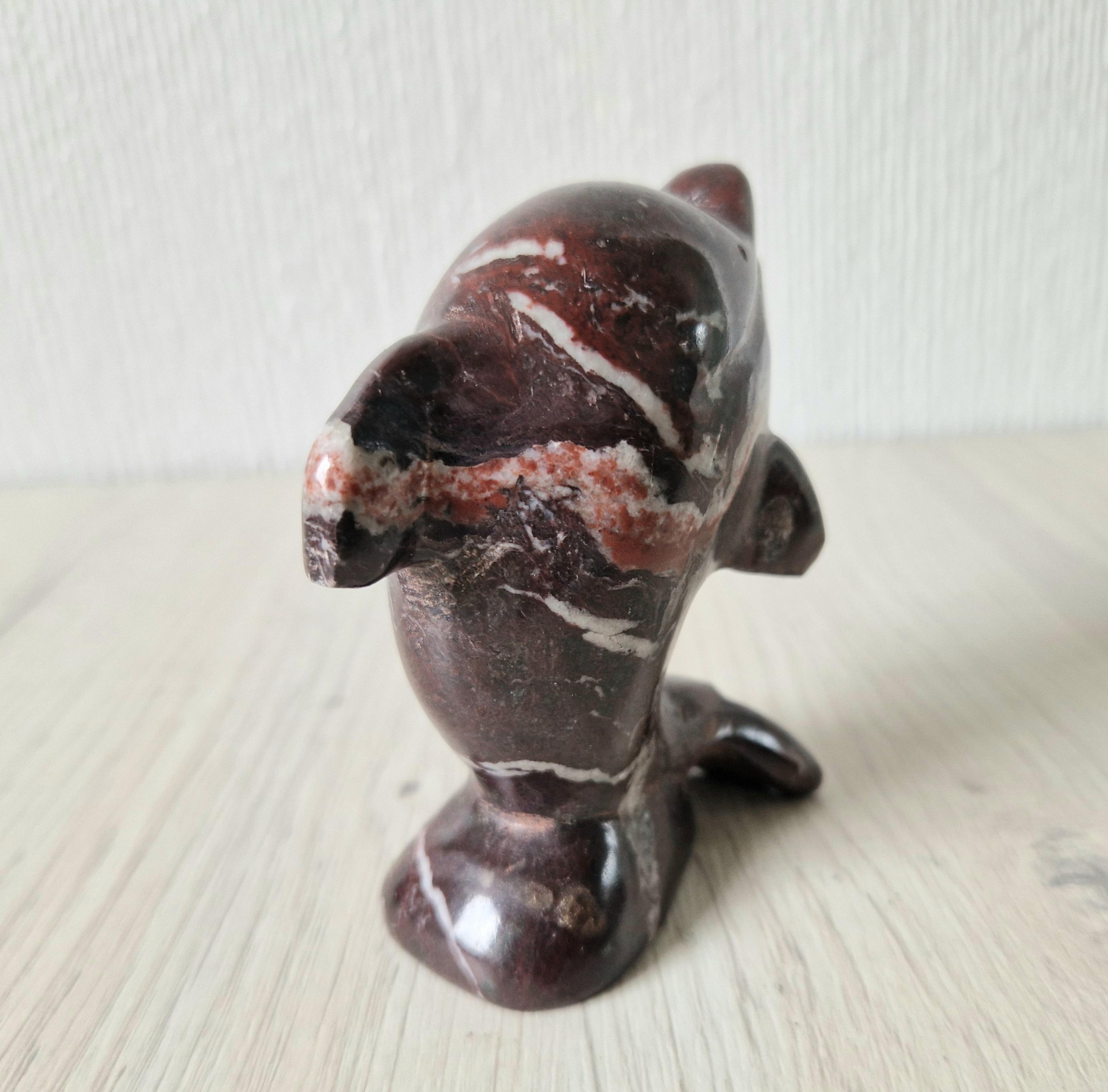ヴィンテージの彫刻が施された縞模様の赤い大理石のイルカの置物 