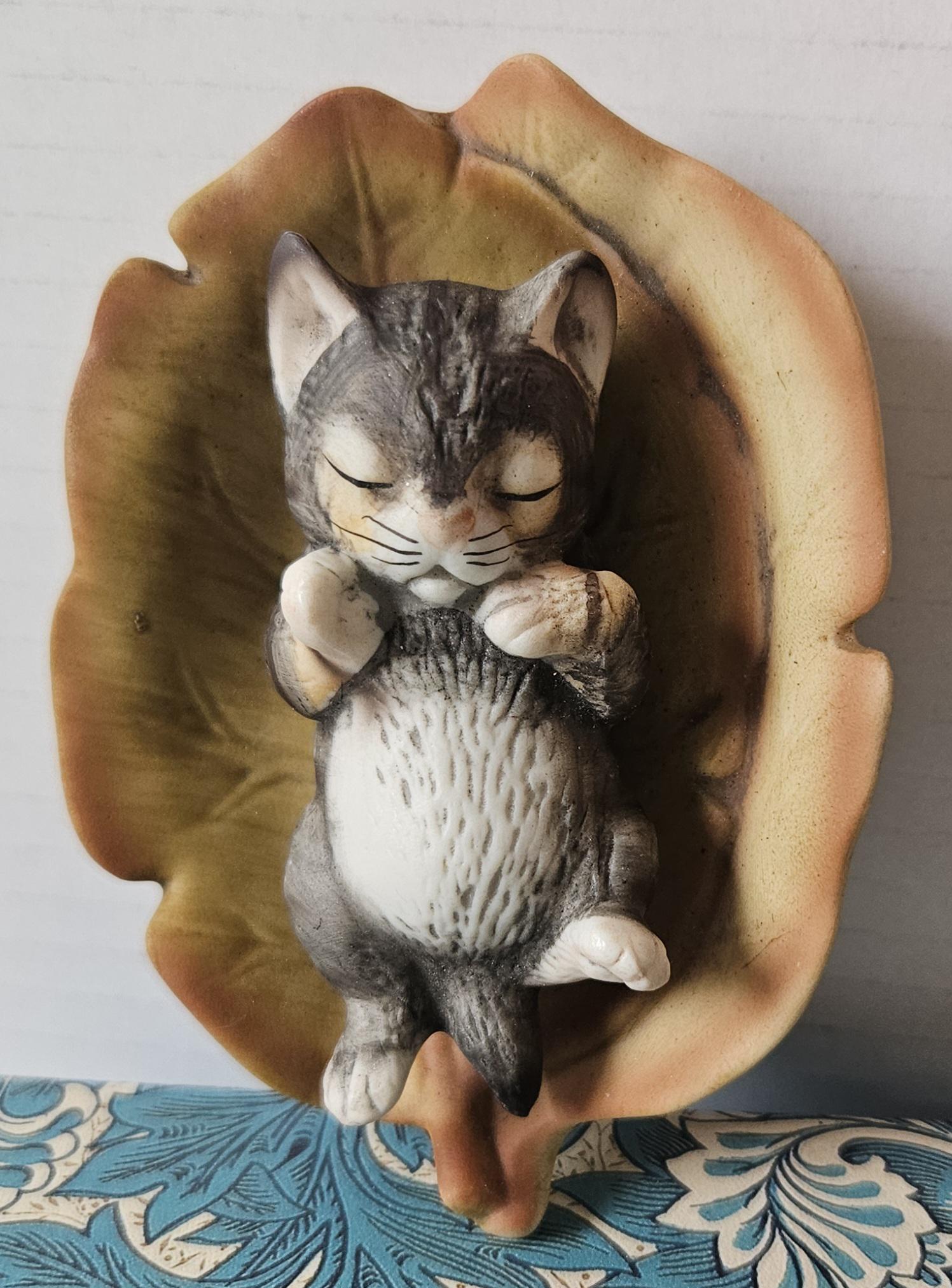 ヴィンテージの小さな猫がバスケットに入っている素焼きの陶器製 
