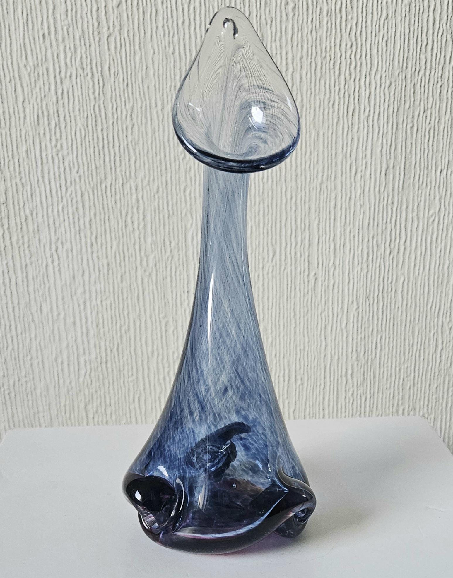 ヴィンテージの装飾的なブルーアートガラスのつぼみ型花瓶。高さ21cm