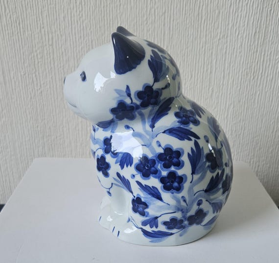 青と白の花模様 猫の陶器置物　アンティーク　ヴィンテージ 青と白の花模様 猫の陶器置物 アンティーク ヴィンテージ 90年代の